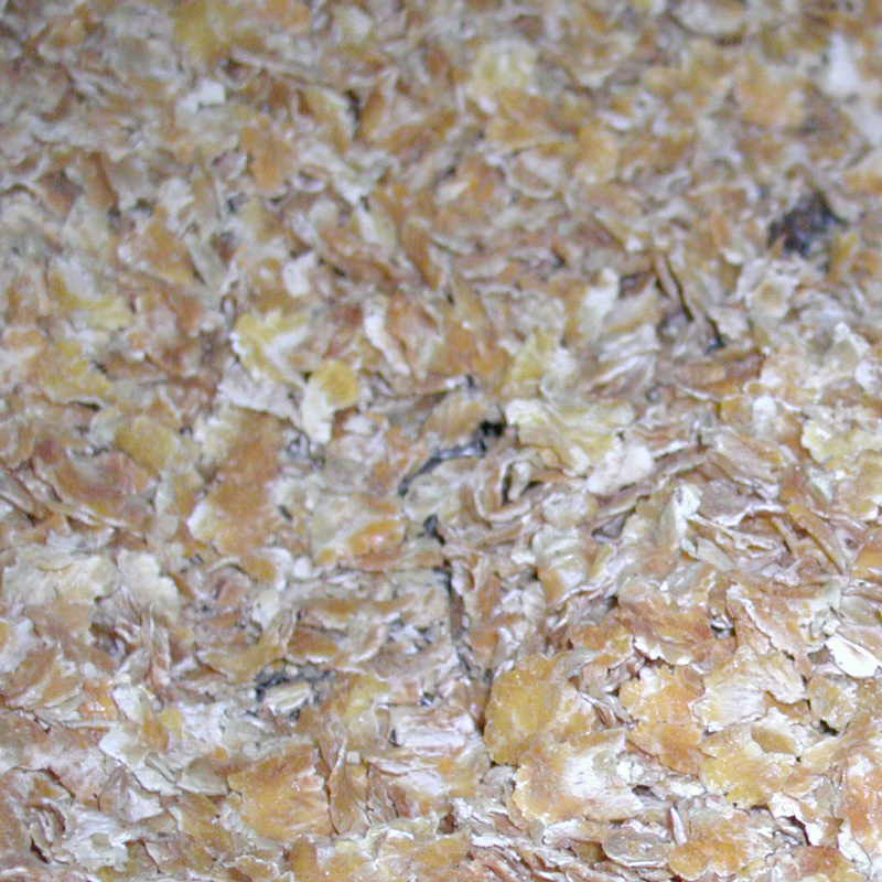 Granero con alimentos de origen animal para ganado